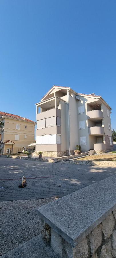 Florena Novalja Bagian luar foto