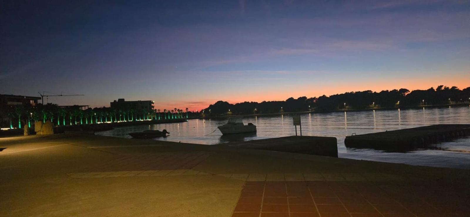 Florena Novalja Bagian luar foto